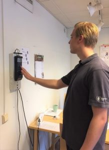 Personal Oskar Wihrén testar sina digitala nycklar. 